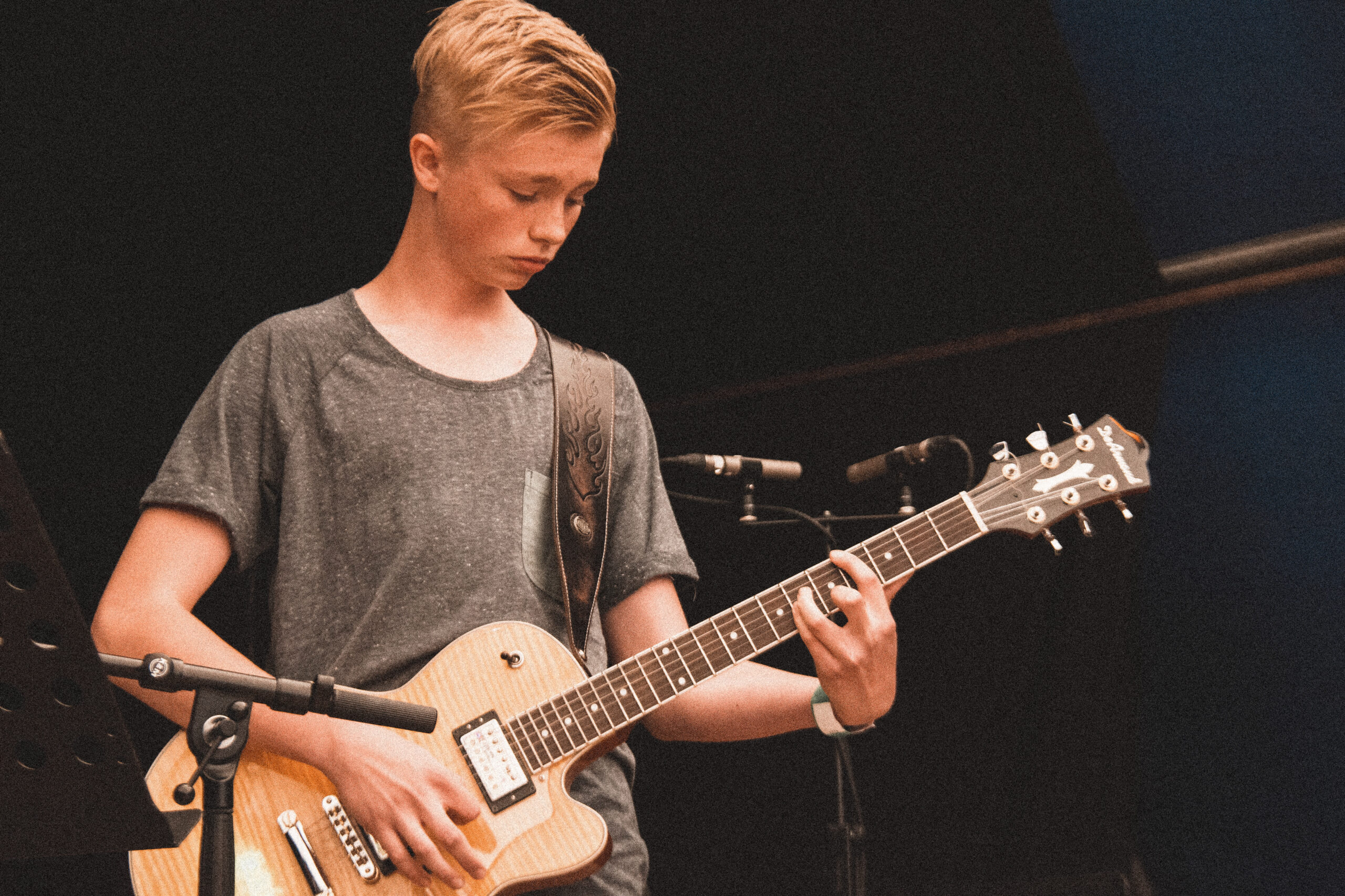 dreng der spiller på guitar